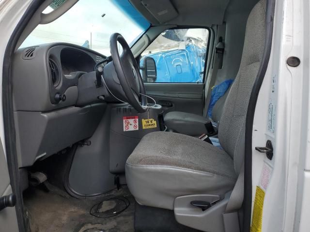 2004 Ford Econoline E350 Super Duty Cutaway Van