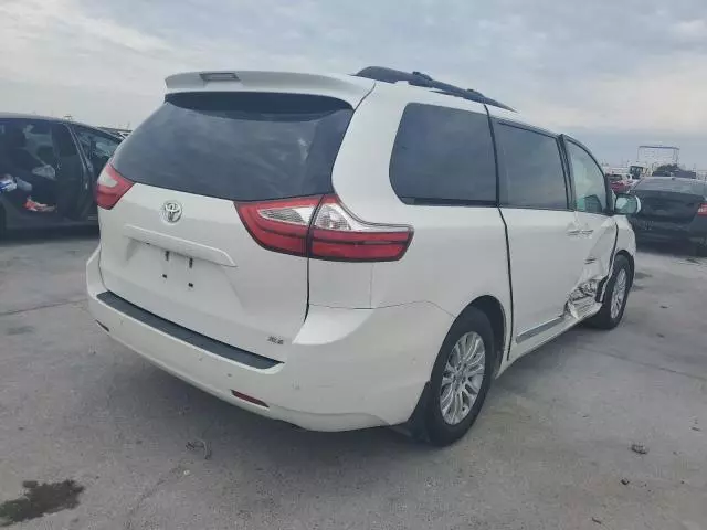 2017 Toyota Sienna XLE