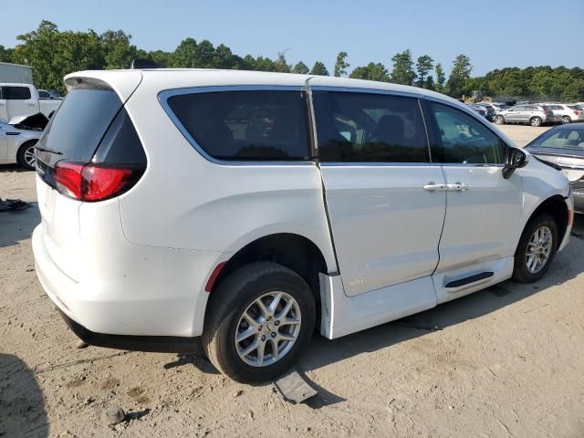 2022 Chrysler Voyager LX