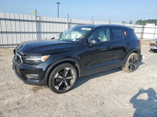 2022 Volvo XC40 T5 Momentum