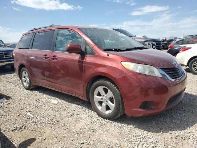 2013 Chrysler 2013 Toyota Sienna LE