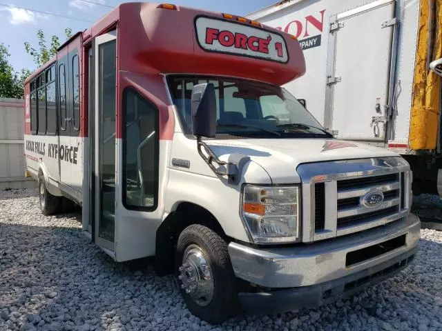 2010 Ford Econoline E450 Super Duty Cutaway Van