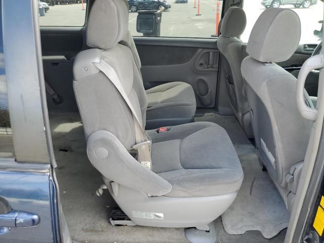 2004 Toyota Sienna LE