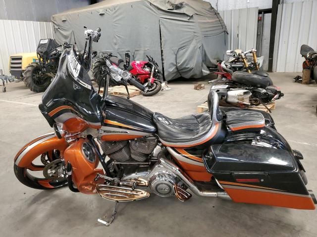 2011 Harley-Davidson FLHXSE2