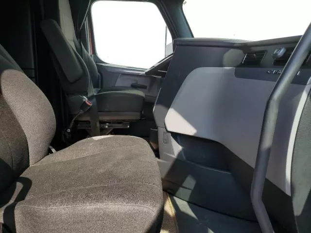 2020 Freightliner Cascadia 126