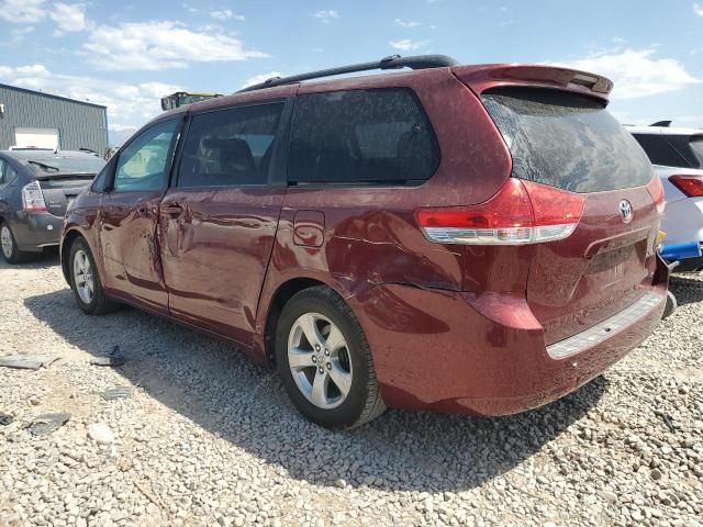 2013 Chrysler 2013 Toyota Sienna LE