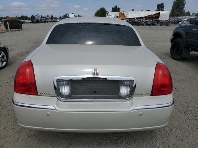 2005 Lincoln Town Car Signature Limited