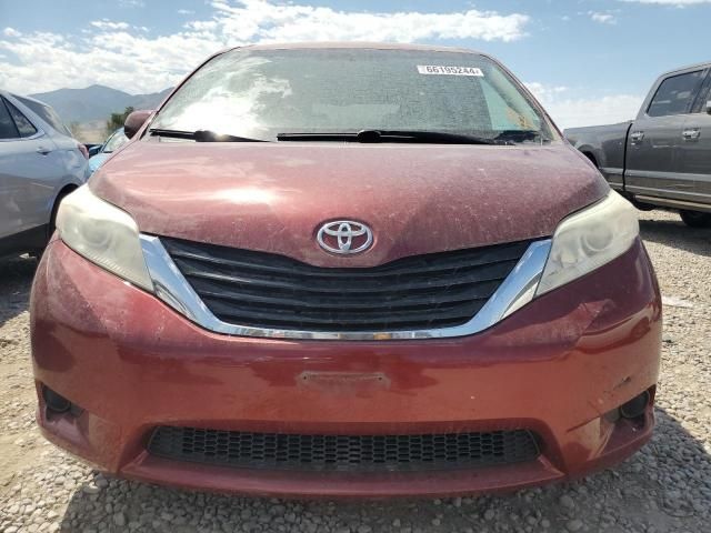 2013 Chrysler 2013 Toyota Sienna LE