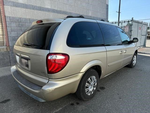 2005 Chrysler Town & Country LX