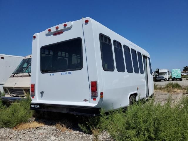 2011 Ford Econoline E450 Super Duty Cutaway Van