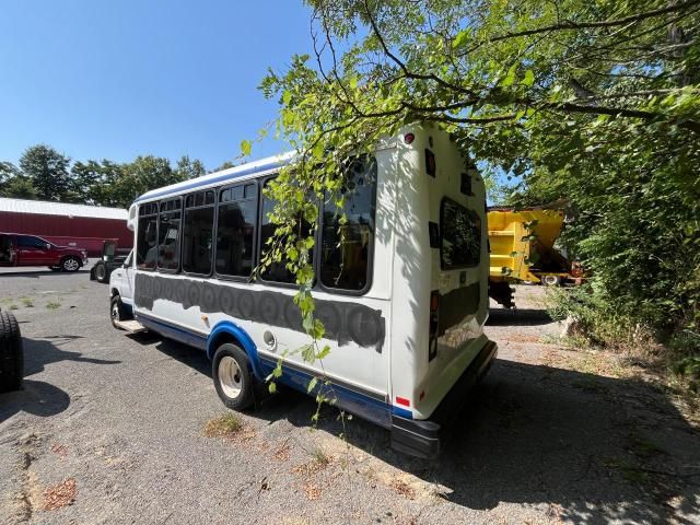 2013 Ford Econoline E450 Super Duty Cutaway Van