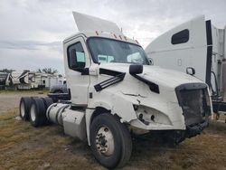 Compre camiones salvage a la venta ahora en subasta: 2023 Freightliner Cascadia 126