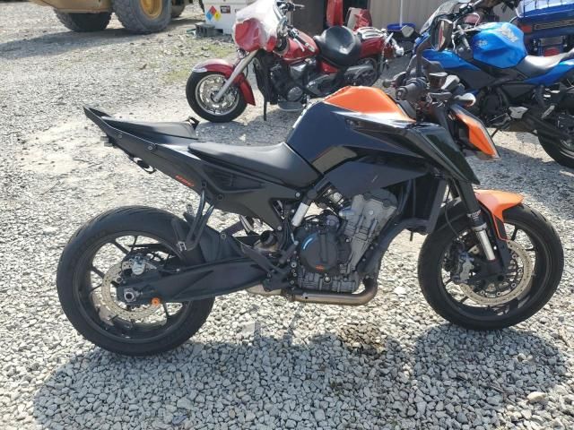 2022 KTM 890 Duke R