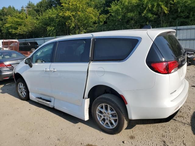 2022 Chrysler Voyager LX