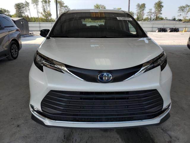 2022 Toyota Sienna XLE