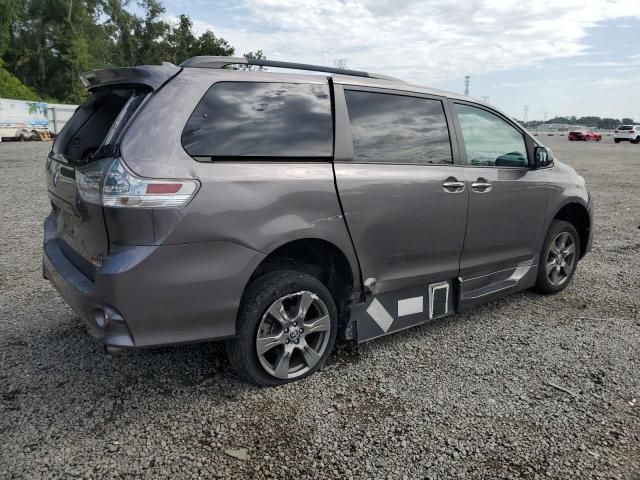 2020 Toyota Sienna SE