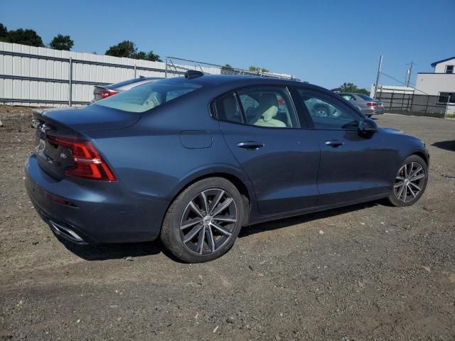 2022 Volvo S60 B5 Momentum