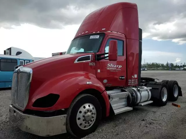 2015 Kenworth Construction T680