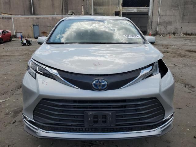 2022 Toyota Sienna XLE