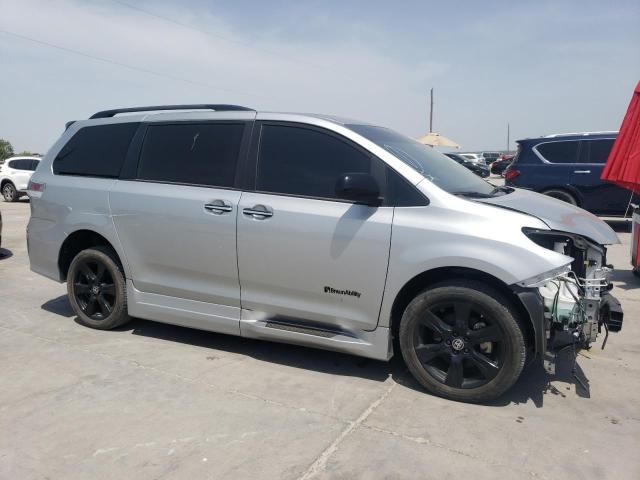 2020 Toyota Sienna SE