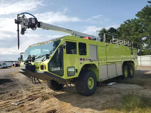 2004 Oshkosh Motor Truck Co. Low Tilt T