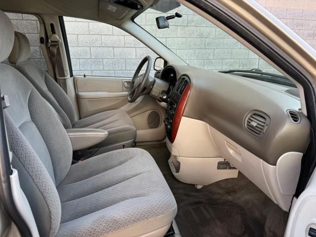 2005 Chrysler Town & Country LX