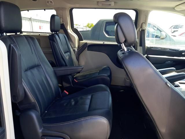 2016 Chrysler Town & Country Touring L