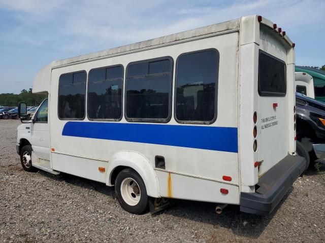 2014 Ford Econoline E450 Super Duty Cutaway Van