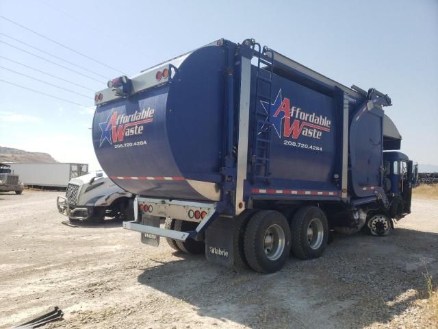 2017 Peterbilt 320