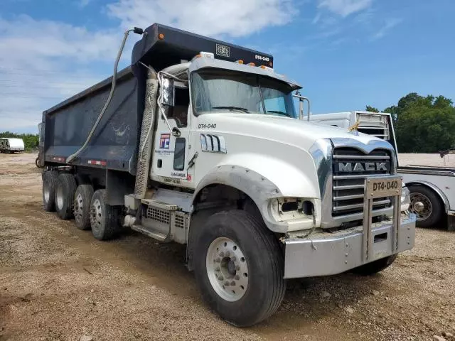 2018 Mack 700 GU700