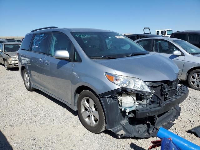 2018 Toyota Sienna LE