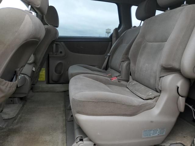 2004 Toyota Sienna CE