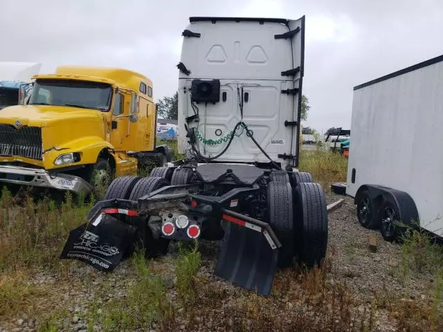 2021 Freightliner Cascadia 126