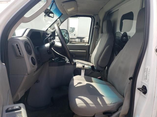 2013 Ford Econoline E350 Super Duty Cutaway Van