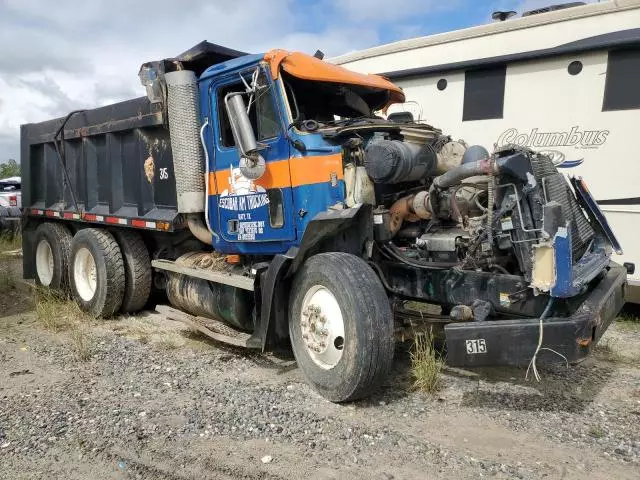 2000 Mack 600 CH600