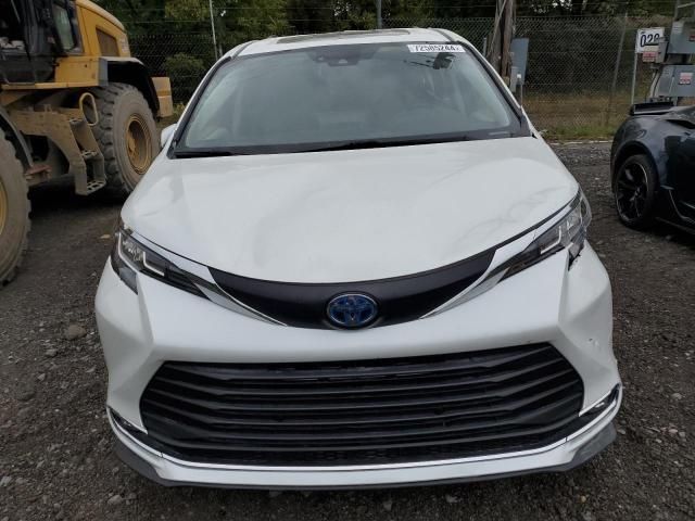 2022 Toyota Sienna XLE