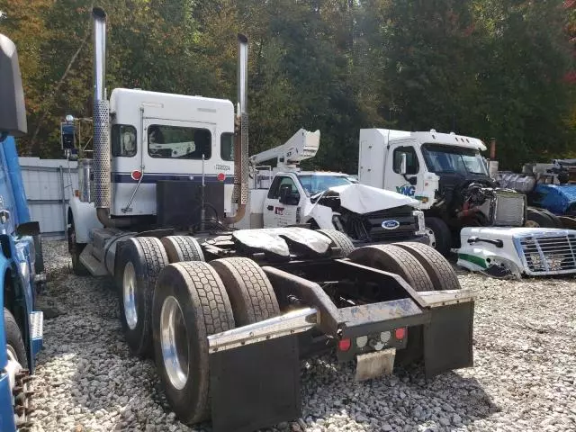 2010 Kenworth Construction W900