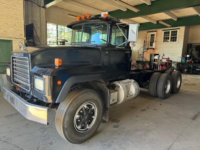 2000 Mack 600 RD600