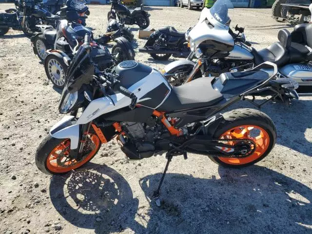 2021 KTM 890 Duke R