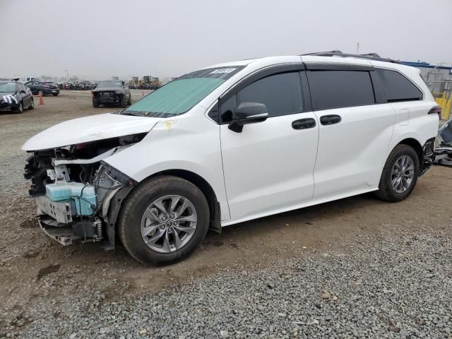 2022 Toyota Sienna LE