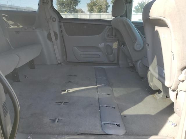 2004 Toyota Sienna CE