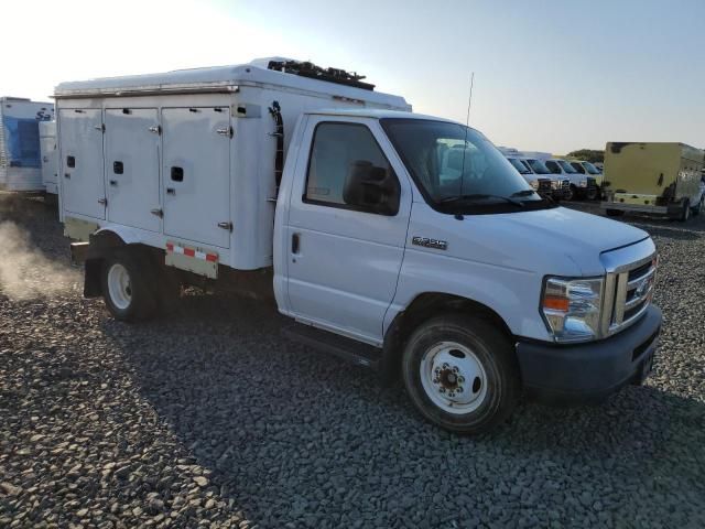 2017 Ford Econoline E350 Super Duty Cutaway Van