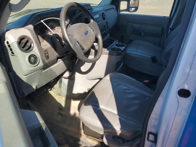 2014 Ford Econoline E450 Super Duty Cutaway Van