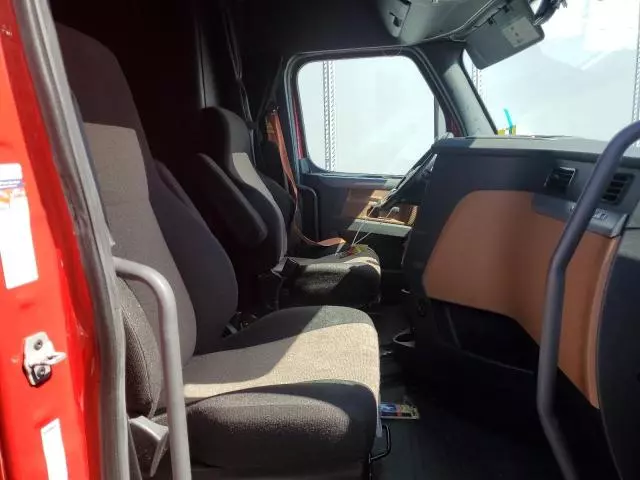 2019 Freightliner Cascadia 126