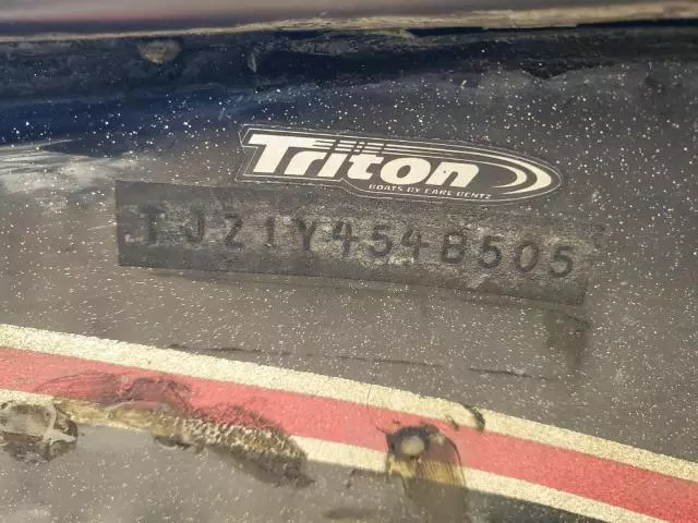 2005 Triton Boat