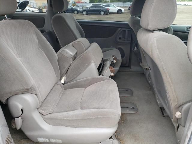 2004 Toyota Sienna CE