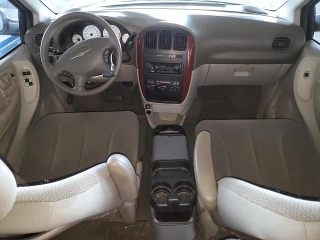 2005 Chrysler Town & Country LX