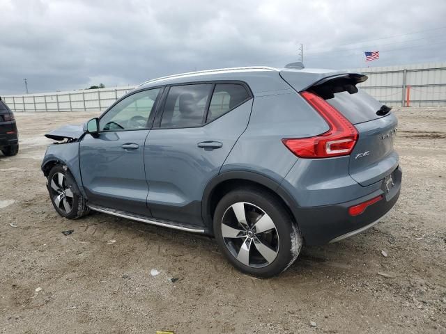 2022 Volvo XC40 T5 Momentum