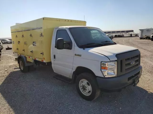 2017 Ford Econoline E450 Super Duty Cutaway Van