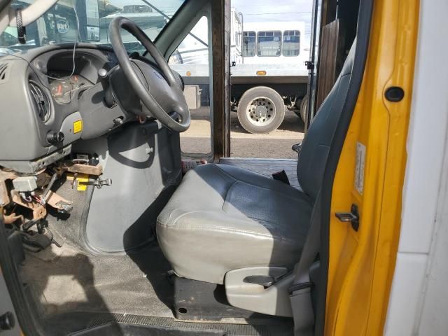 2008 Ford Econoline E450 Super Duty Cutaway Van